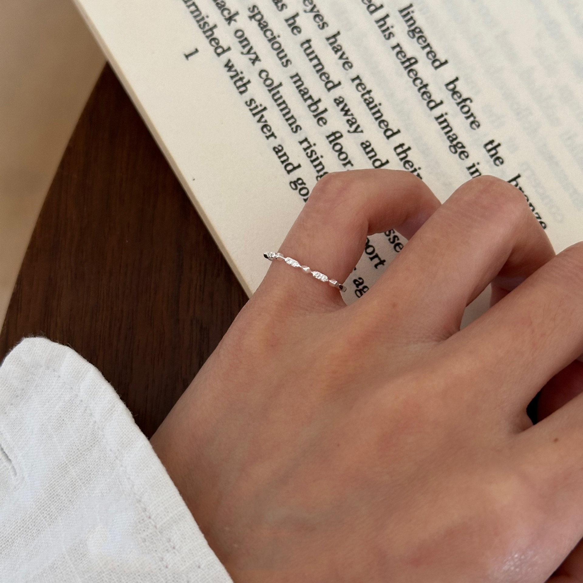 J6526 thin ring with diamonds