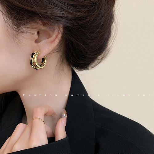 A pair of hands ~ metal velvet autumn and winter earrings silver needle earrings 2024 new earrings high-end women's earrings