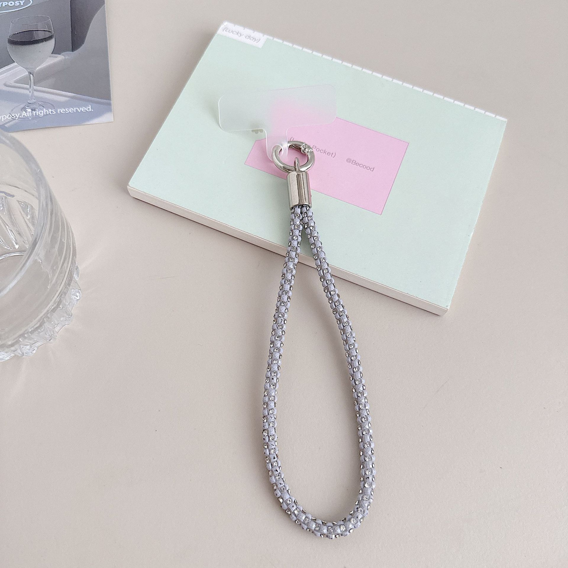 Cadena colgante de teléfono móvil de alta gama hecha a mano de boutique, sensación femenina de alta gama, lujo ligero, cadena colgante de diamante completo, cadena colgante de teléfono móvil de moda, sección larga y corta