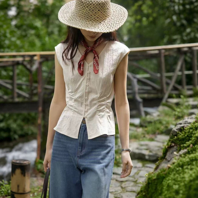Soligther French-Style Pleated Elegant New Casual V-Neck Waist-Cinching Solid Color Single-Breasted Shirt for Women in Summer Soligther French-Style Pleated Elegant New Casual V-Neck Waist-Cinching Solid Color Single-Breasted Shirt for Women in Summer