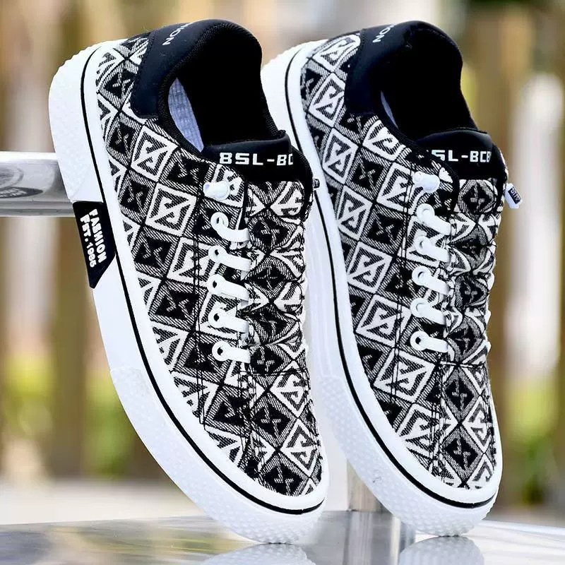 Viejos zapatos de tela para hombres verano 2026 nuevos zapatos de lona delgados zapatos de moda moda juvenil zapatos de skate casuales de moda