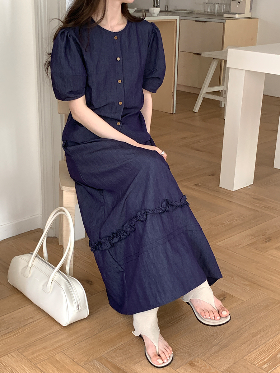 薇服の夏のフランス式丸首泡半袖シャツの上着の白い木の耳元の高い腰の半身のスカートの女性