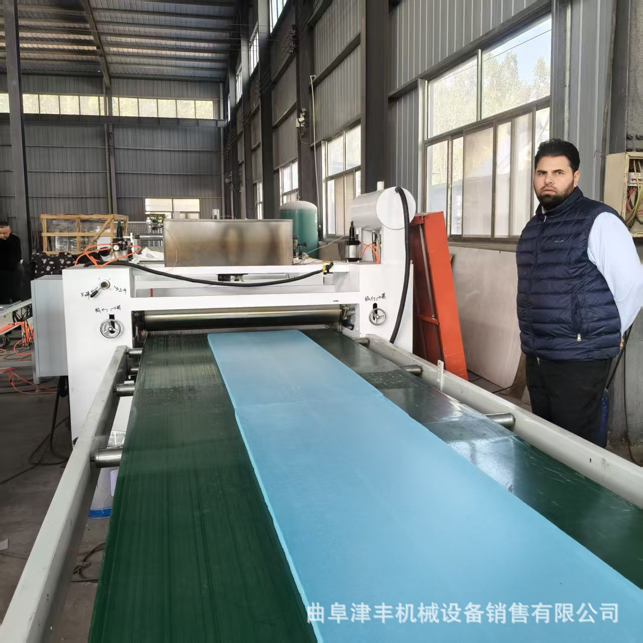 PVC木饰面平贴机 竹木纤维墙板覆膜机 全自动断膜修边冷胶贴合机