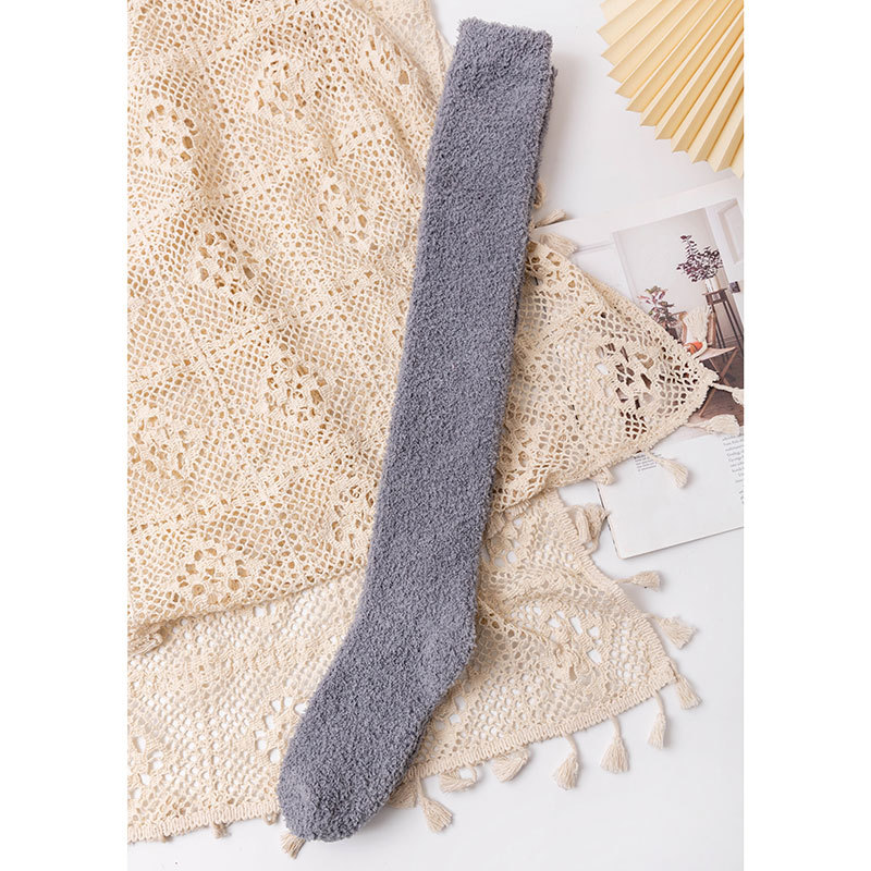 Medias de mujer sobre la rodilla calcetines altos cálido otoño e invierno Nuevos calcetines de terciopelo de coral de color sólido para mujer engrosados calcetines de dormir en casa