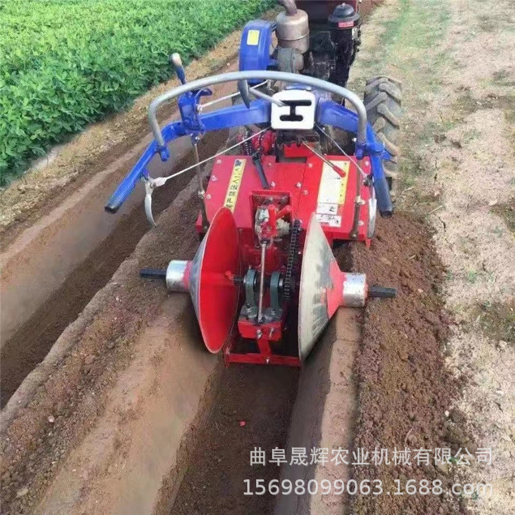 手扶拖拉机带开沟机?草莓开沟筑梗机大棚草莓开沟起垄一体机价格