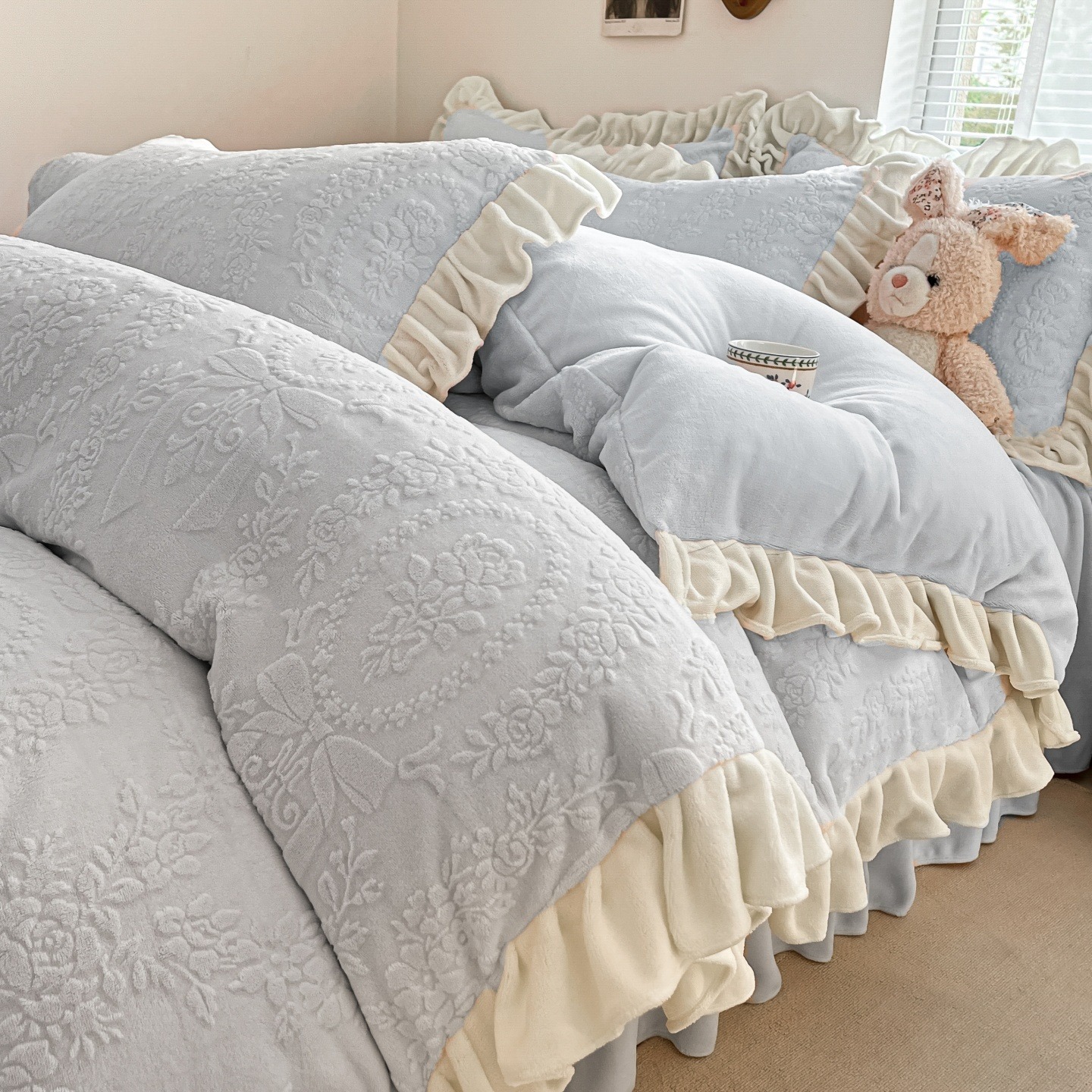 秋冬のお姫様風彫刻ミルクのベッドの上の4点セットのサンゴのベルベットのベッドの両面のベルベットの布団カバーとベルベットのシーツ