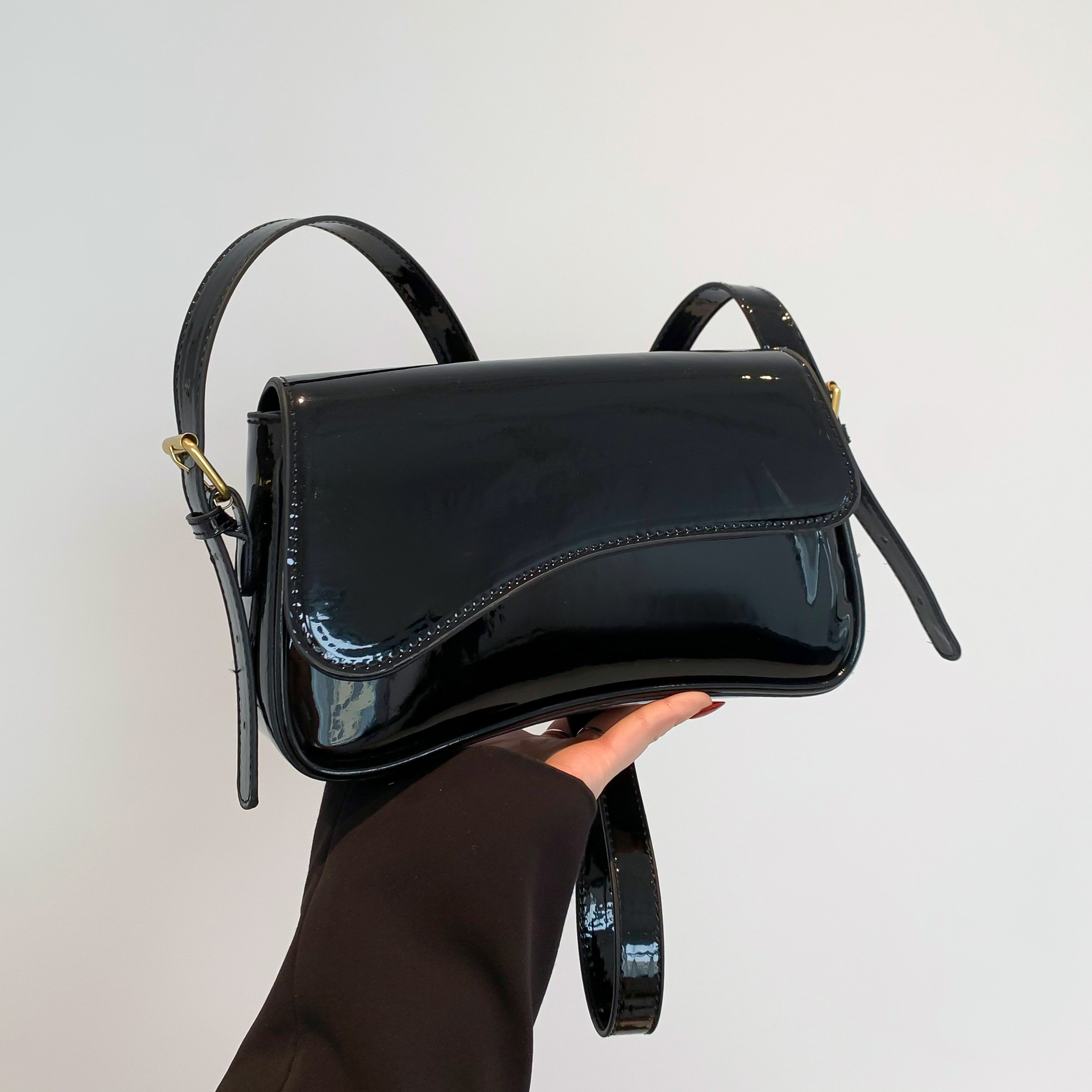 Modello 2025 da donna transfrontaliera, versatile, alla moda, in pelle verniciata lucida, piccola, europea-americana, per il pendolarismo quotidiano._voghion.com