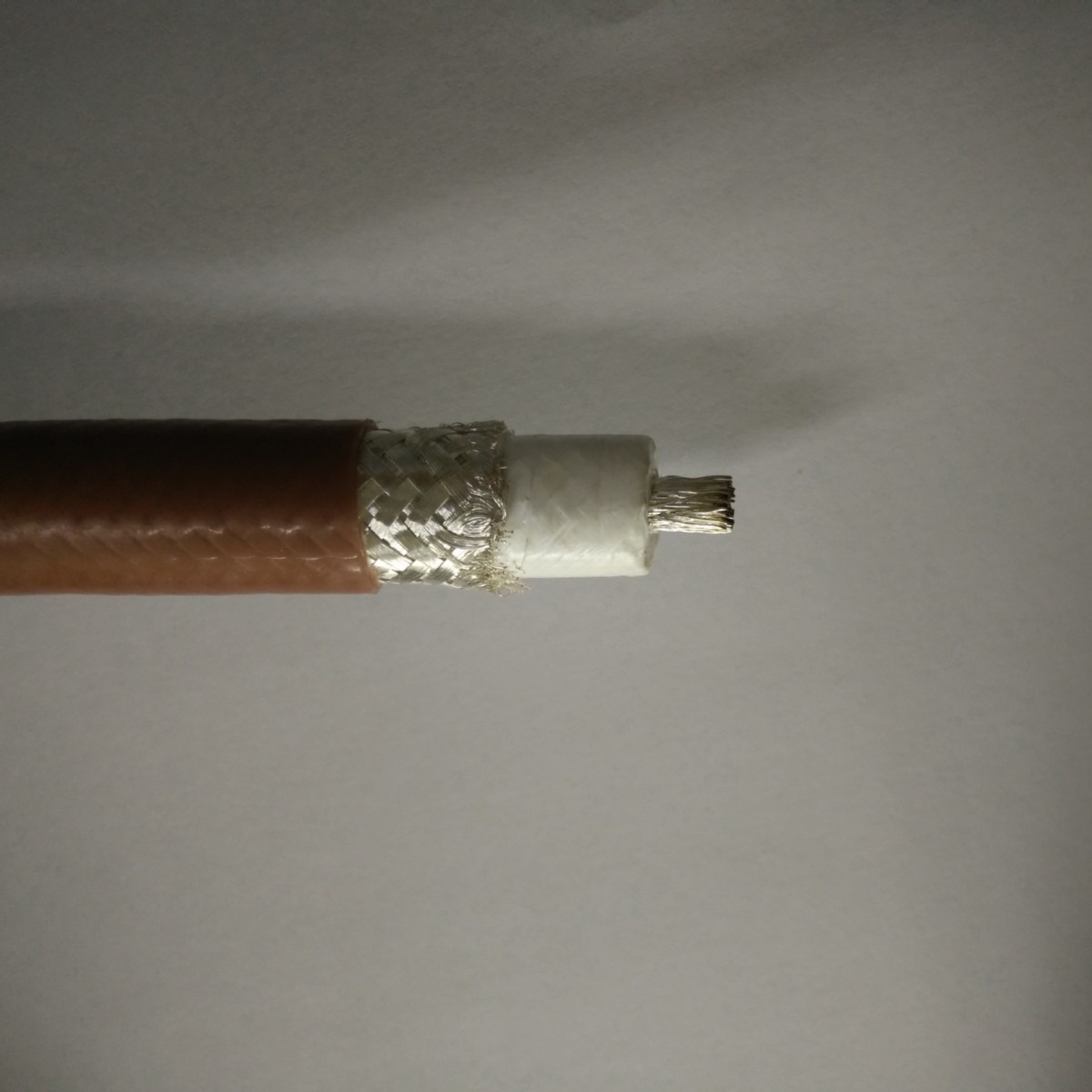 大功率低损耗稳相电缆，1570-0144