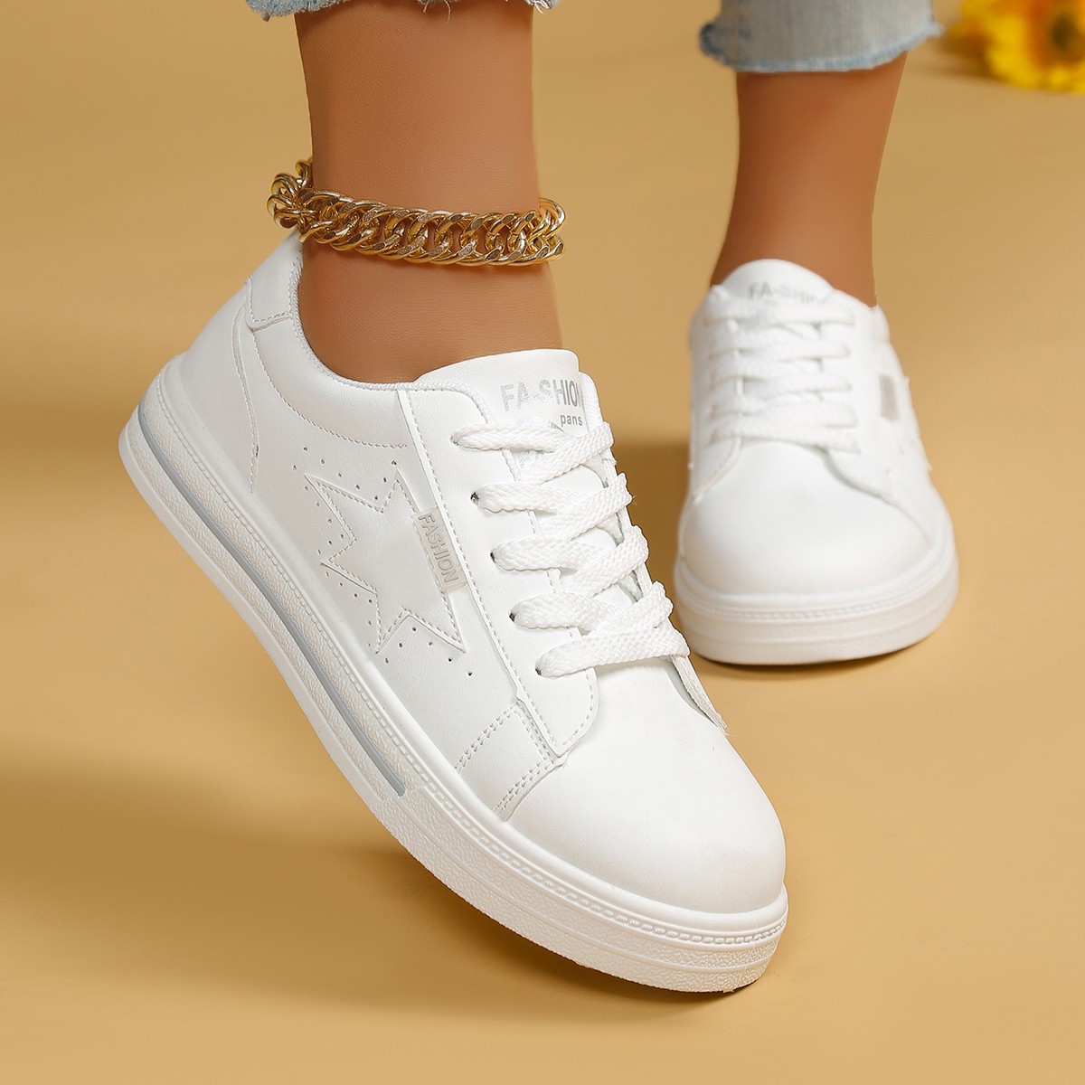 Zapatos blancos universales para mujeres 2025 primavera nuevos estudiantes estrellas zapatos casuales zapatos de skate baja tendencia ultra ligera