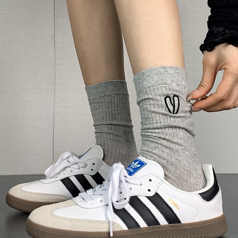 Calcetines grises mujeres bordadas amor simple coreano primavera y verano delgada calcetines de algodón al por mayor