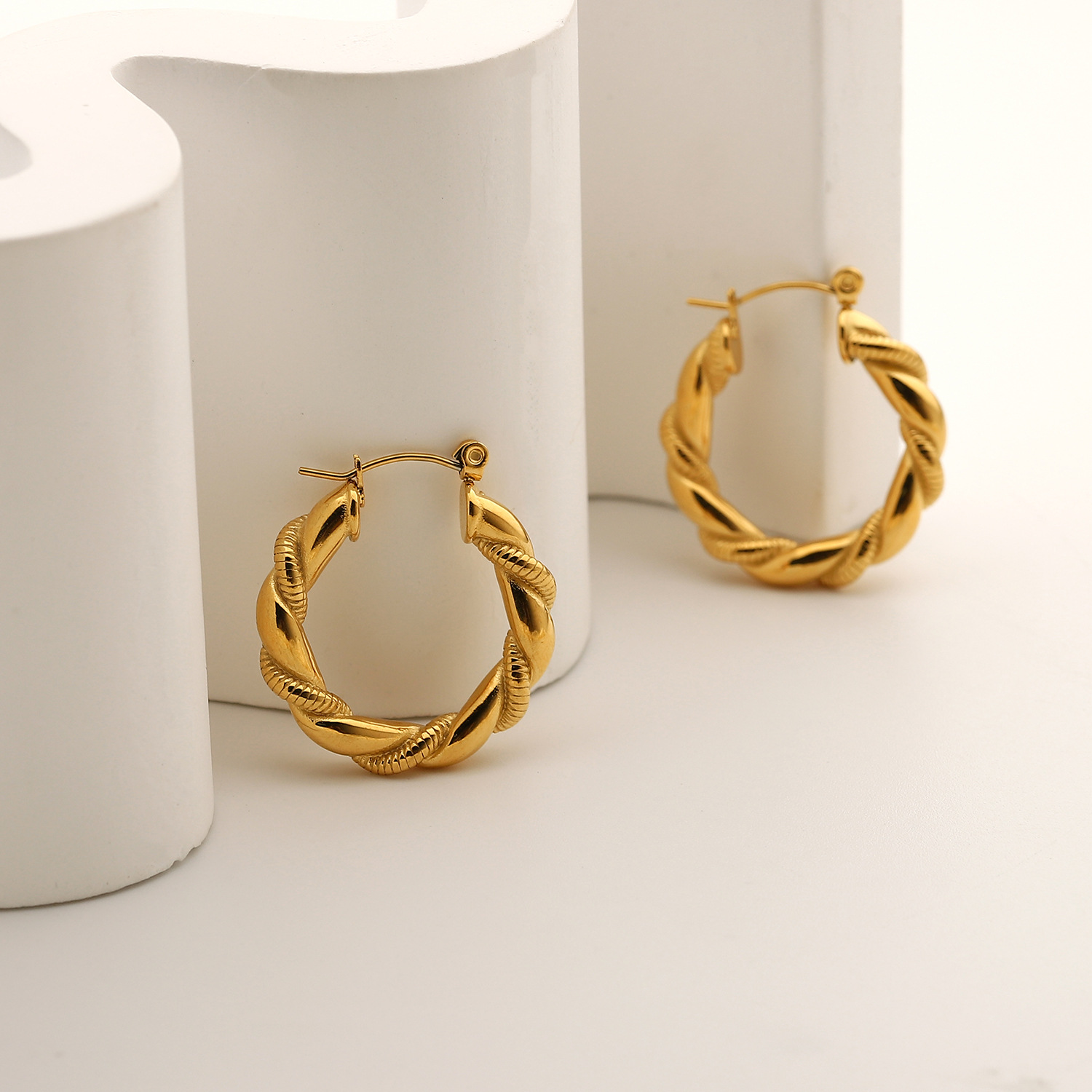 Gold-plated Stainless Steel Bread Pattern Double-strand Hemp Wreath Hoop Earrings display picture 3