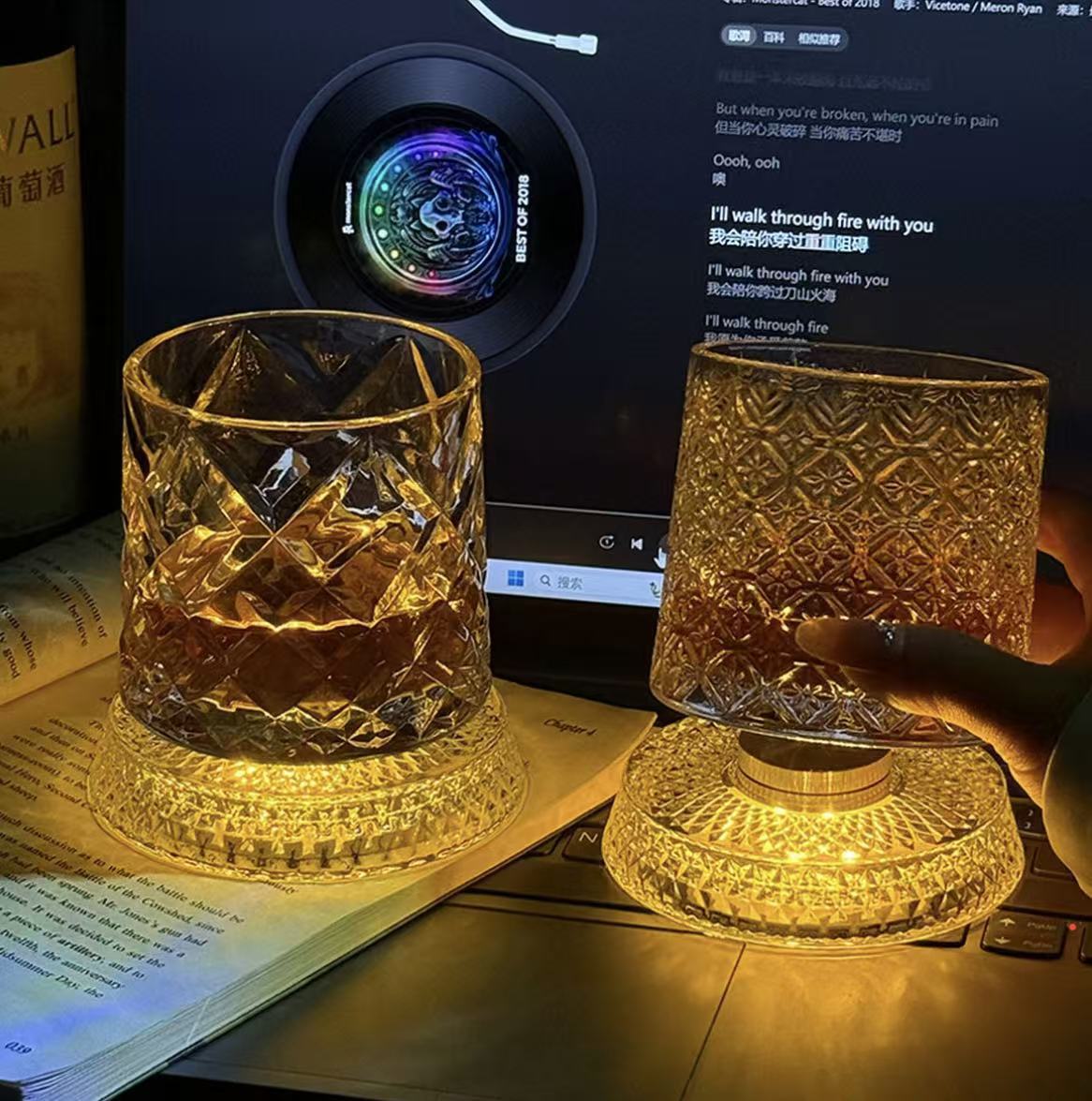 [Enviar pegatinas luminosas] Taza giratoria de vidrio de whisky con base, taza descompresión giratoria, taza de vino creativa de brandy