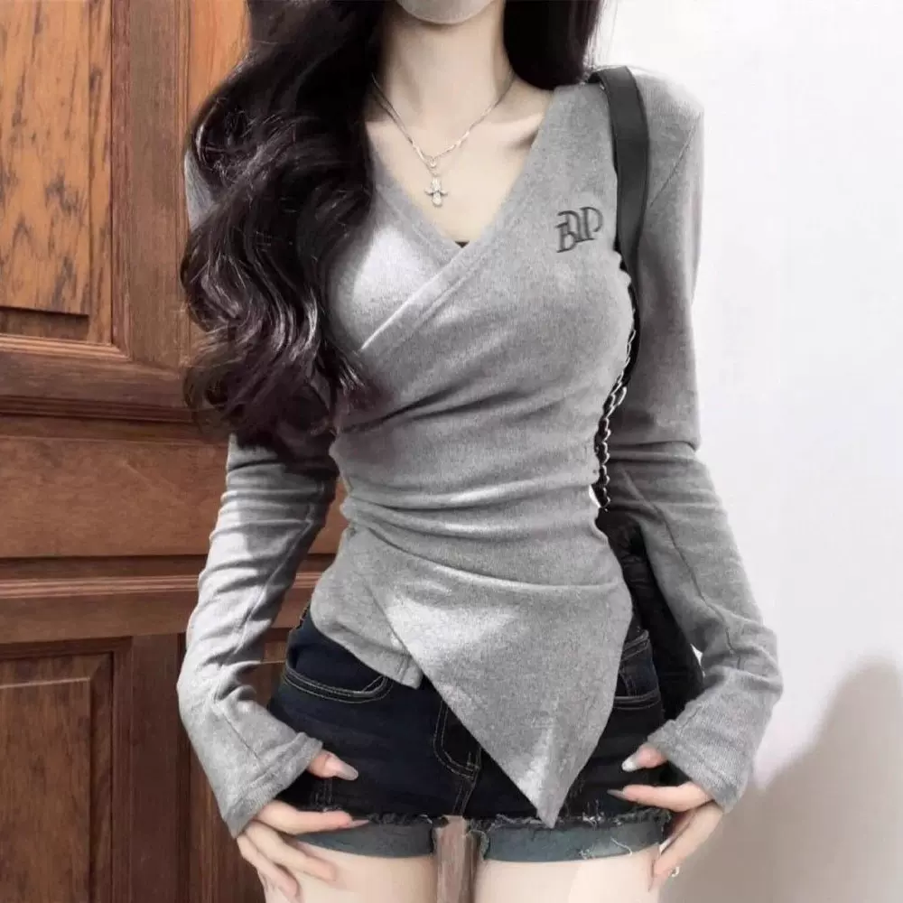 纯欲风交叉V领长袖T恤女秋季小众别致打底衫辣妹收腰短款上衣ins