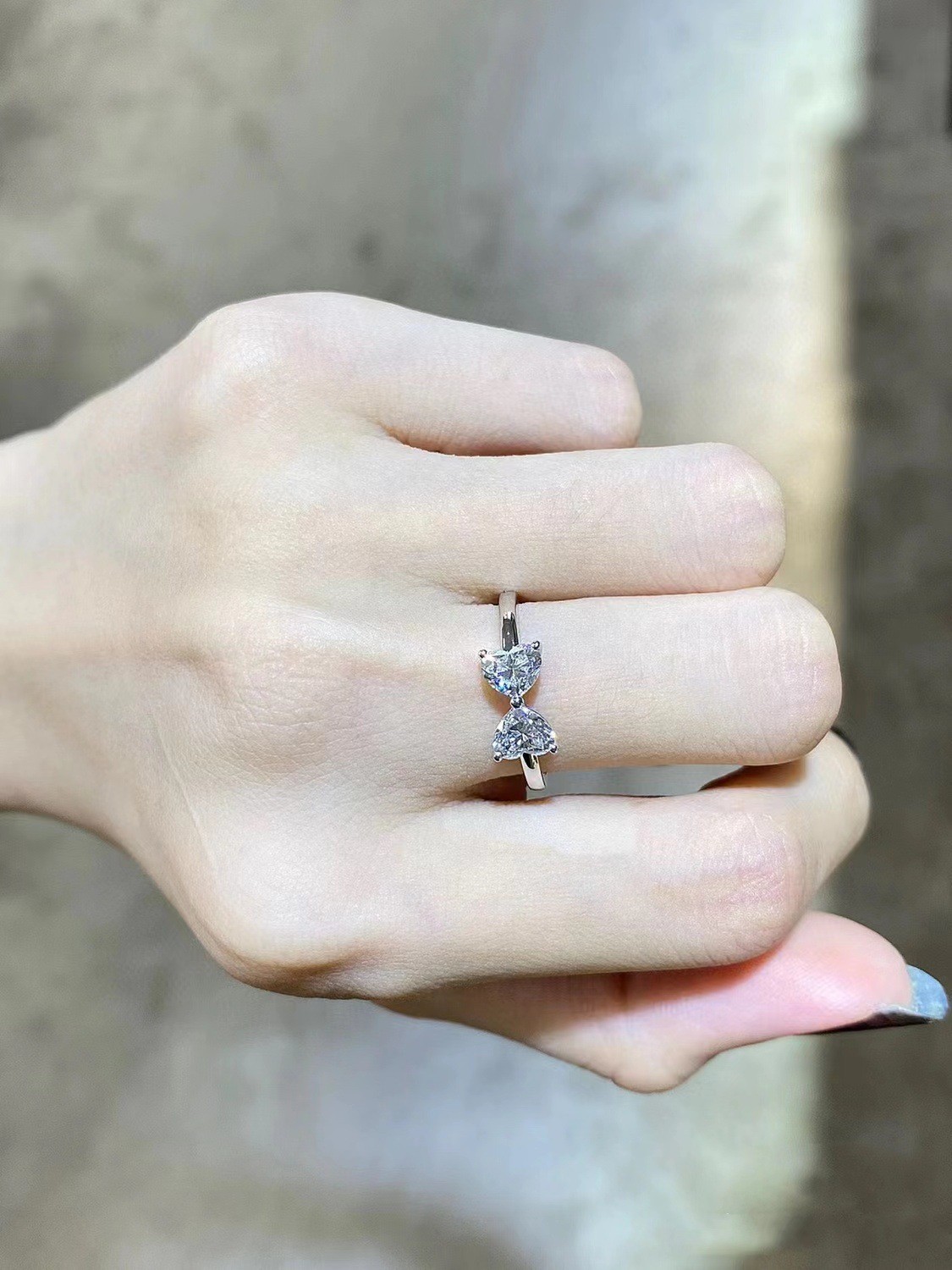 Anillo de diamantes para mujer con lazo y doble corazón de moissanita, banda lisa bañada en oro, ideal para unas vacaciones especiales._voghion.com
