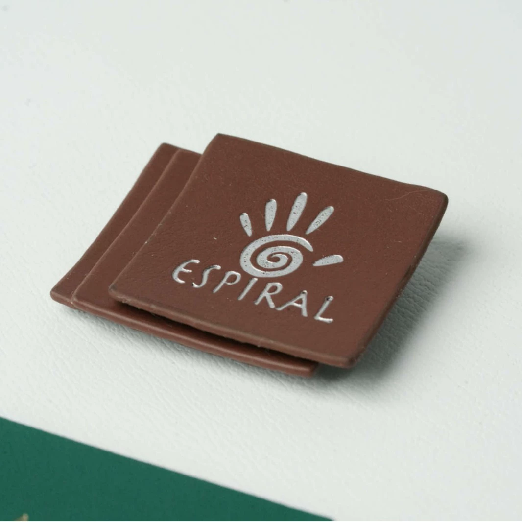 Индивидуальные этикетки из натуральной кожи от отборных производителей, кожаные этикетки на заказ для обуви и одежды, этикетки из микрофибры, кожаные этикетки из полиуретана для джинсов на заказ, горячее тиснение.