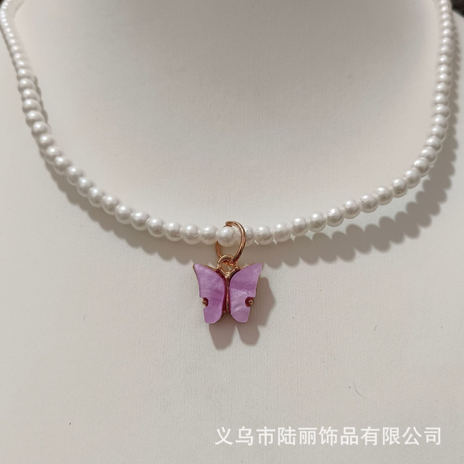 Joyería de comercio exterior transfronterizo ABS imitación perla con cuentas multicolor mariposa colgante corto collar de cadena de clavícula de las mujeres al por mayor