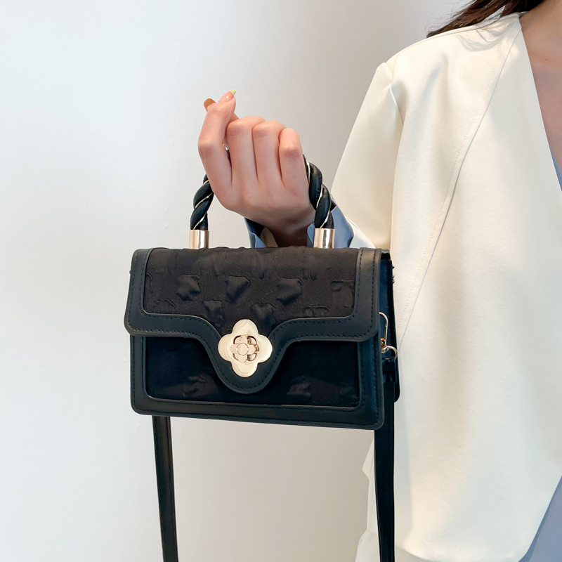 Bolsos pequeños populares de este año para mujeres 2025 nuevos bolsos bolsos bolsos de mensajero de un solo hombro bolsos de moda de nicho bolsos cuadrados pequeños