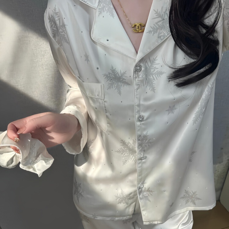 Skimm Snowflake Christmas Ice Silk Satin Pajamas for Women, Long Sleeve and Long Pants, Light Luxury Style Homewear, Gift for Best Friend Skimm Snowflake Christmas Ice Silk Satin Pajamas for Women, Long Sleeve and Long Pants, Light Luxury Style Homewear, Gift for Best Friend