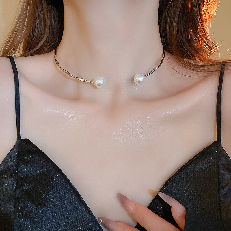 Simple sensación de metal ondulado imitación de perlas collar de apertura geométrica personalidad temperamento de alta sensación collar adornamiento de mujer