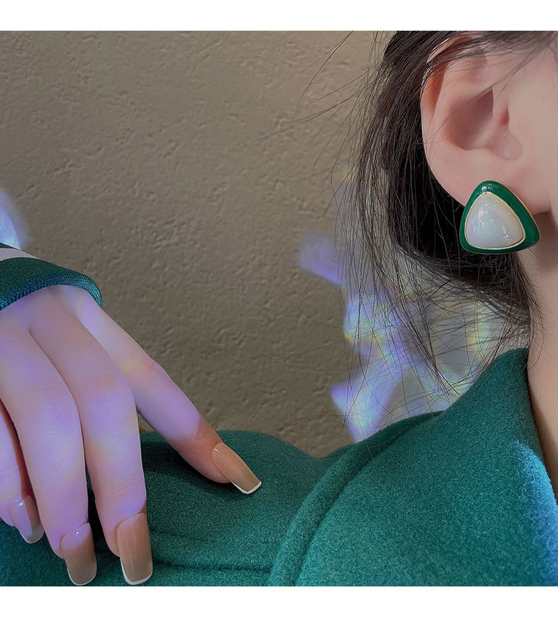 Retro Geometric Pearl Female Simple Green Alloy Earrings Ear Jewelry display picture 4