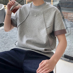 デザイン感のある袖口のカールがゆるい丸首半袖tシャツ男性の夏の上着のファッションは半袖のシャツをつなぎ合わせます。