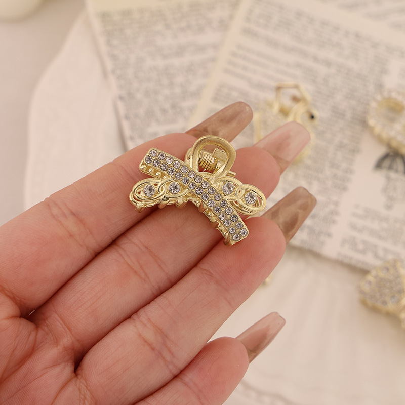 Abrazadera pequeña de diamantes de imitación cruzados de tamaño