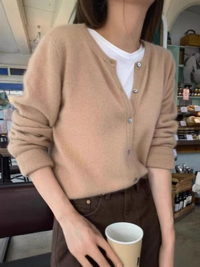 Woolen cardigan with a round collar