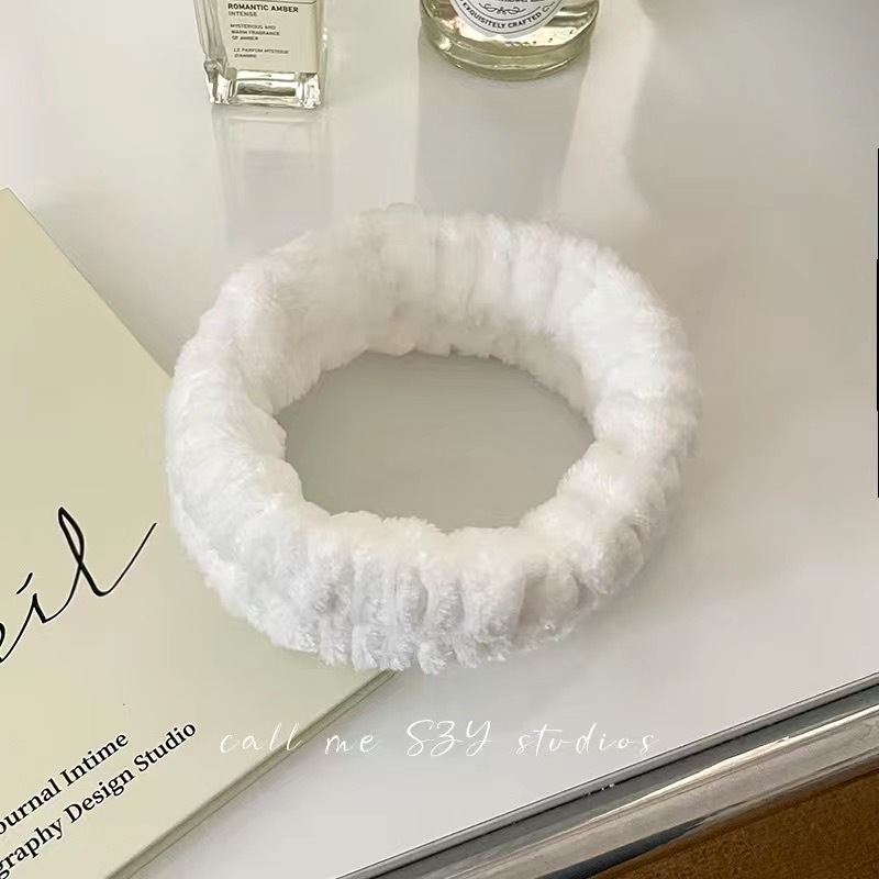 顔を洗って髪を洗って新型の少女の韓国の化粧をつけてマスクの専用のカチューシャをつけます。