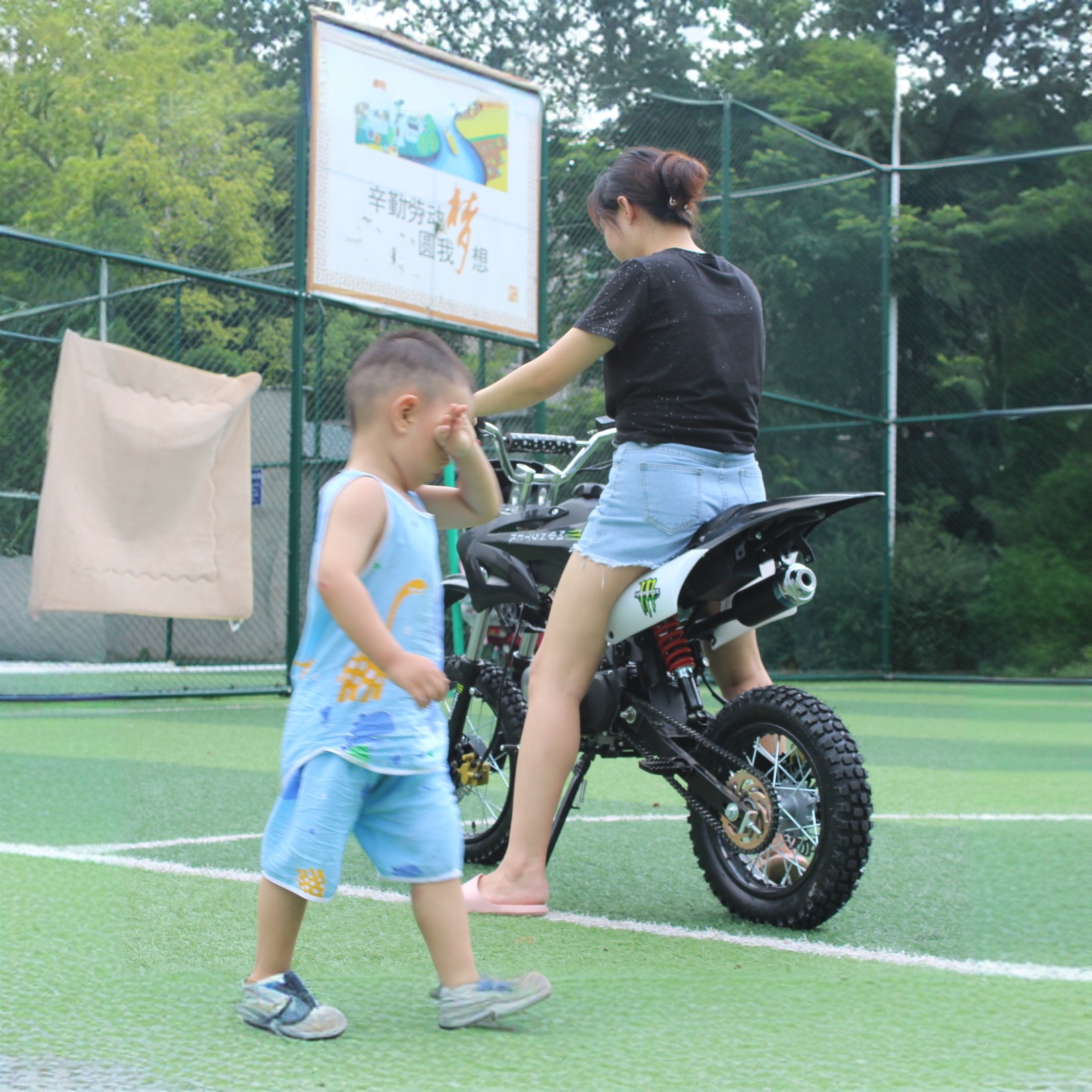 Small Off-Road Mountain Dirt Bike Fuel-Powered Two-Wheeler 125Cc All-Terrain Mountain Dirt Bike