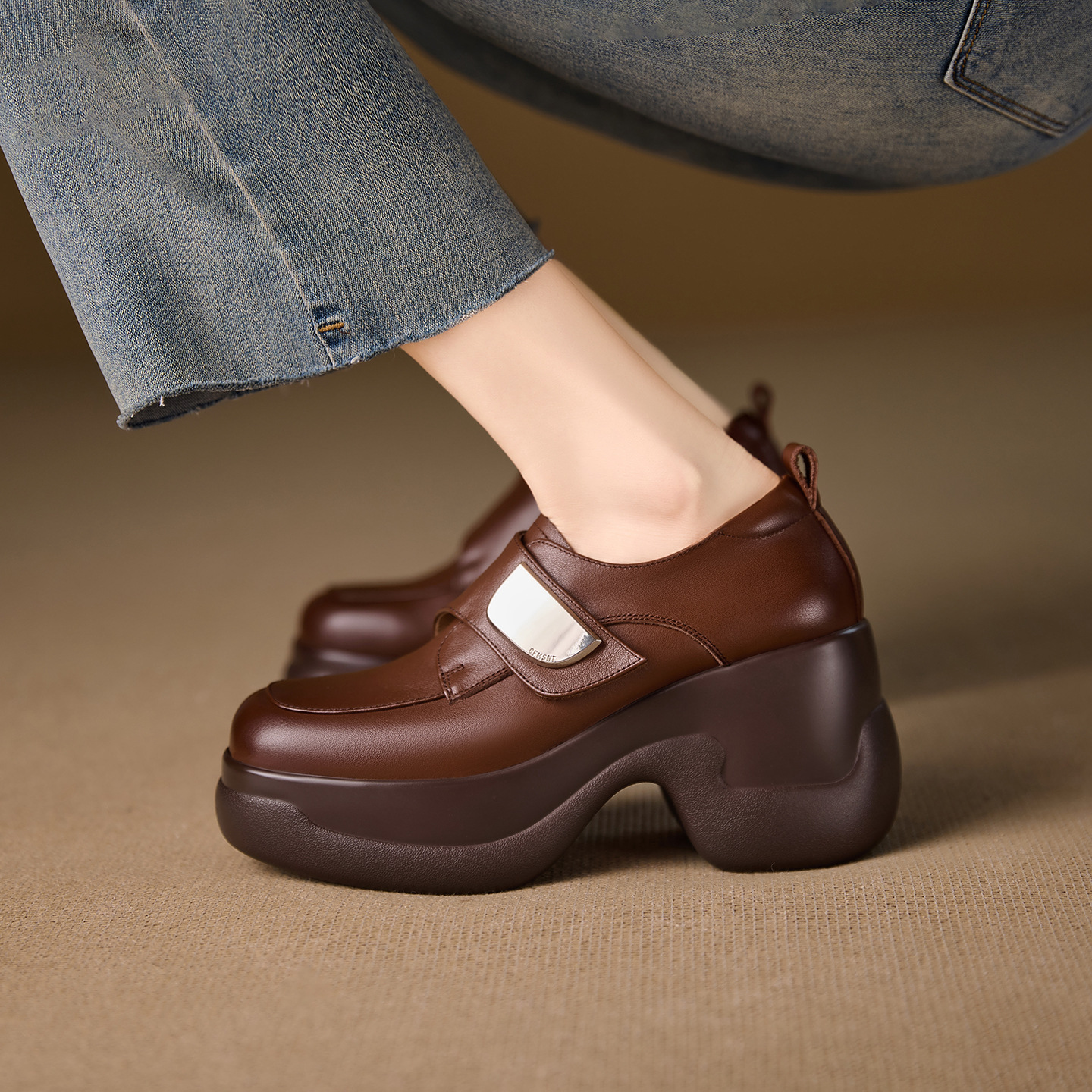 Giày cao gót nữ mũi tròn da bò gót vuông 9 cm quai khóa — màu nâu