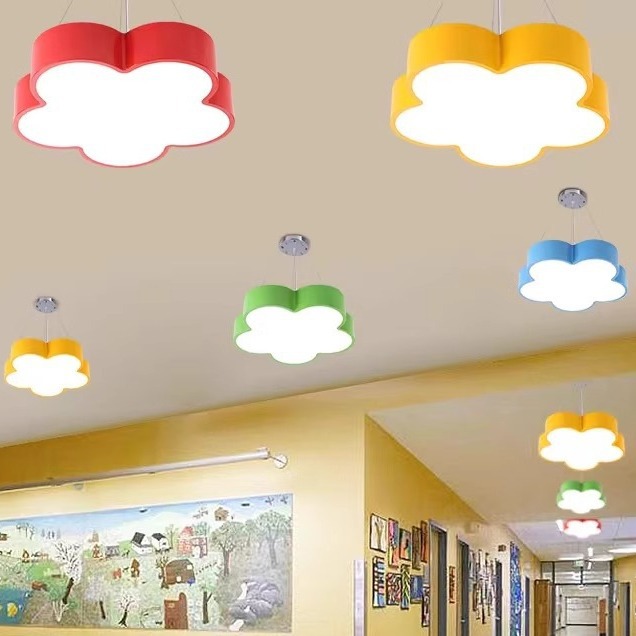 Centro de educación temprana, instituciones de formación, pasillo de jardín de infantes, sala de baile, lámparas de dibujos animados