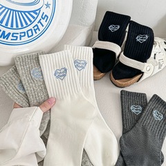 袜子女春秋款中筒袜纯棉防臭吸汗运动袜白色日系少女爱心刺绣长袜