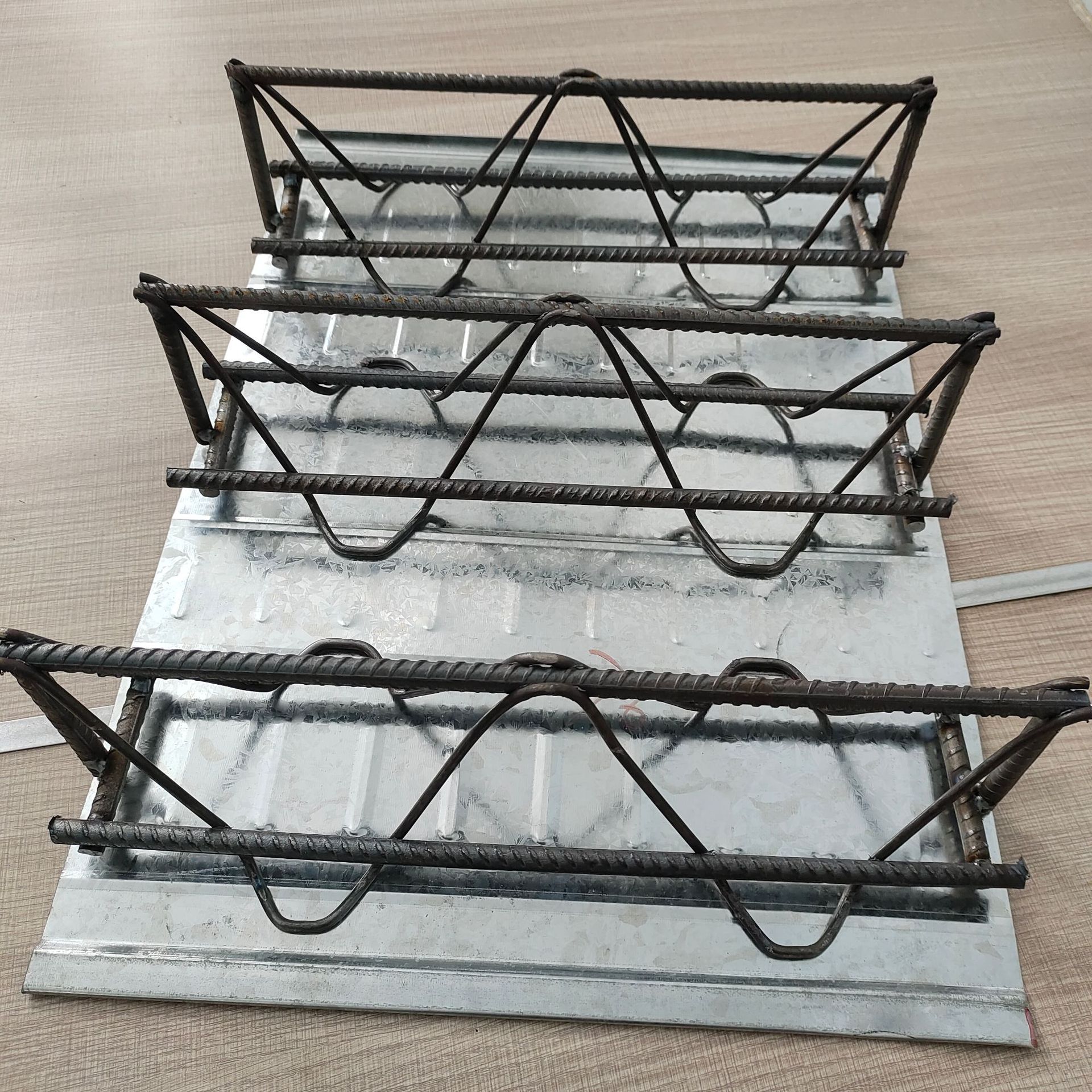 珠海广东镀锌装配式楼承板钢筋桁架楼承板实体生产厂家600/576型