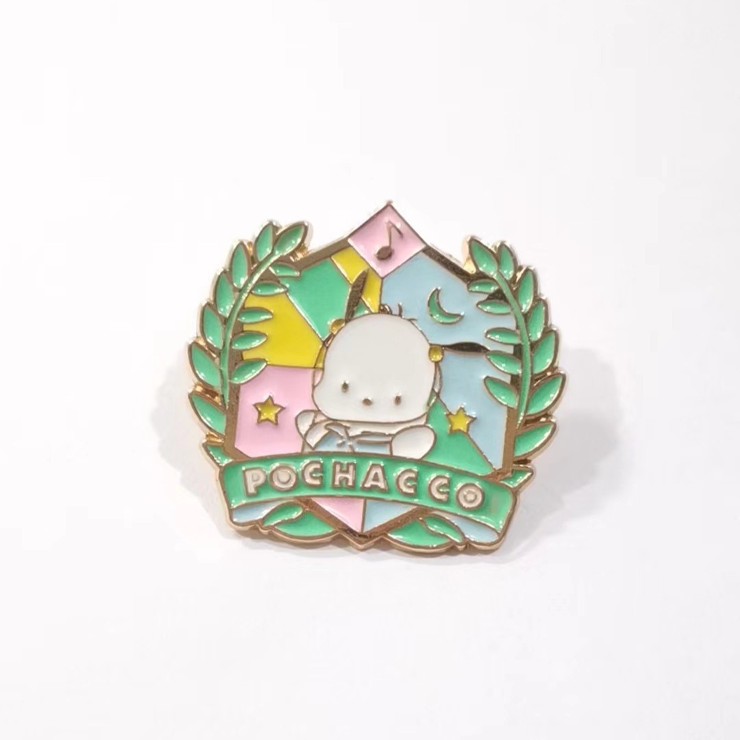 Colegio de viento Sanliogou nuevo emblema de metal lindos dibujos animados Kulomi Yue Gui perro broche accesorios colgante para estudiantes