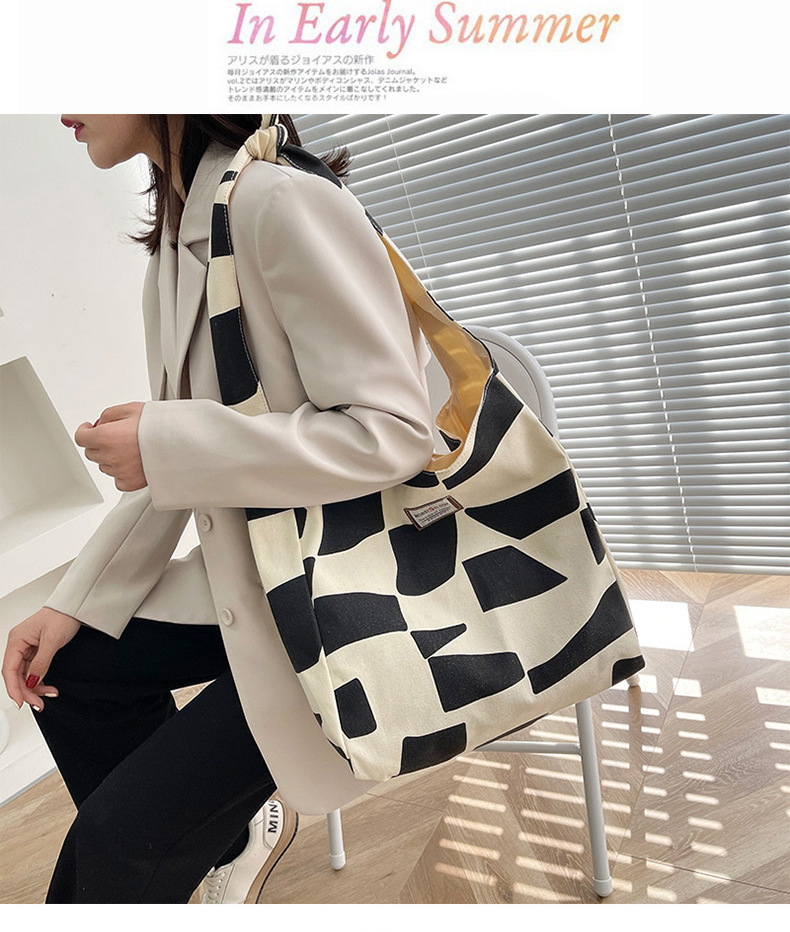Large-capacity canvas large bag for women, 2021 new style, stylish and versatile, popular single-shoulder bag, fashionable autumn and winter tote bag Application Scenario