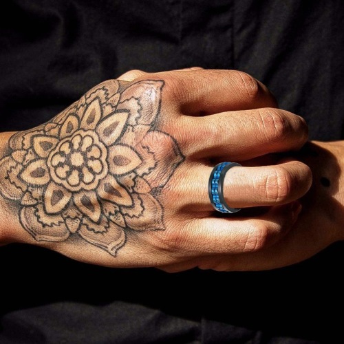 Amazon's new jewelry supply is a must-have for European and American trendy men. Multi-color gear rotation and pressure-reducing titanium steel ring does not fade.