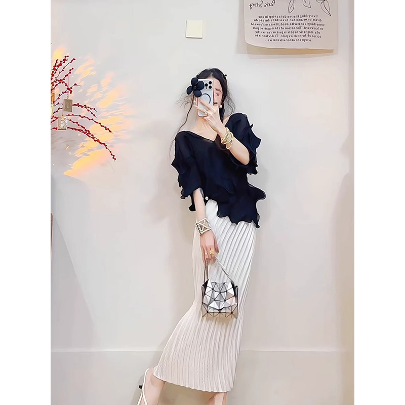 Áo thun nữ Miyake xếp ly thủ công cổ V phối ren ôm dáng — màu đen