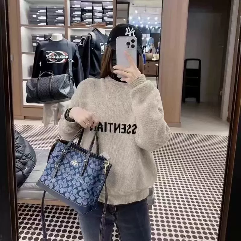 Capacious fashionable universal one-shoulder bag