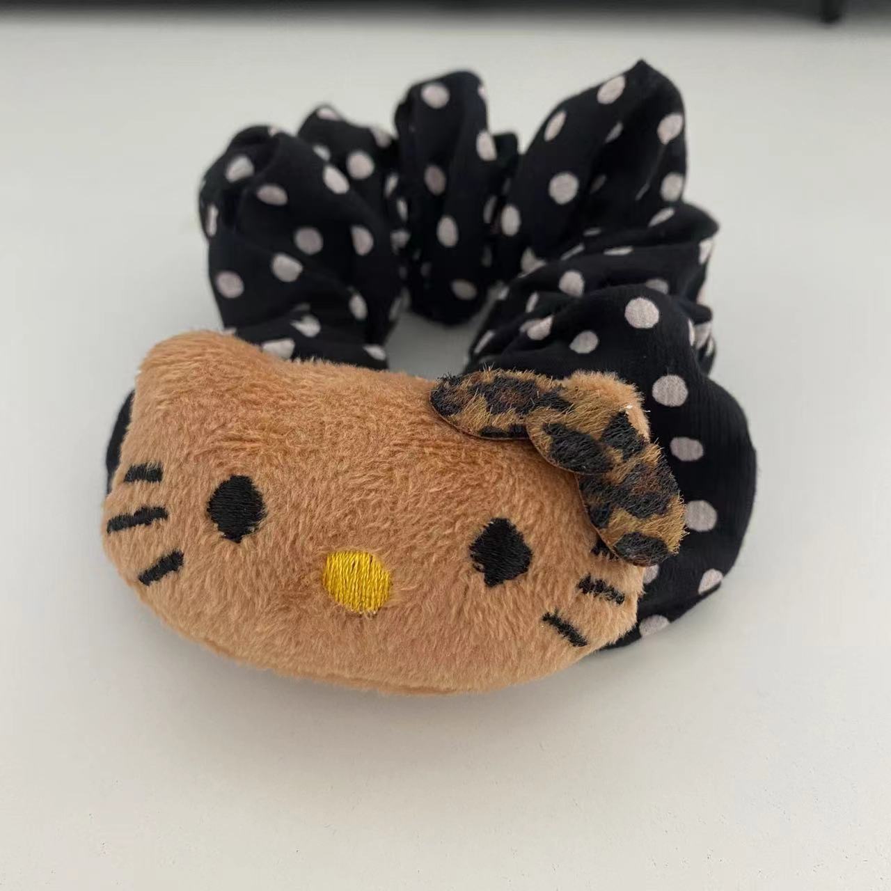 Cute feline Kitty negro y blanco punto de onda de gran intestino anillo de pelo de cola de caballo sensación de alto nivel cabeza de correa de correa de joyas para el pelo