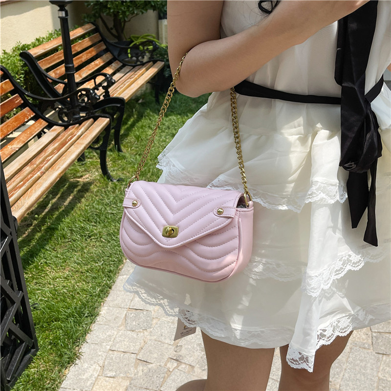 Versión coreana del pequeño bolso fragante 2025 verano nuevo bolso femenino ondulado bordado bolso de hombro cadena de moda bolso de mensajero