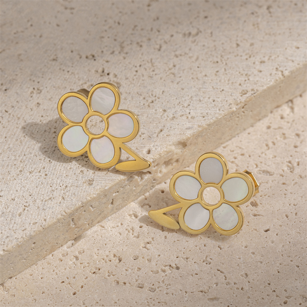 Taena Pendientes de acero inoxidable europeos y americanos Pendientes de concha de flores de lujo ligero, temperamento, joyería de oreja de concha de todo fósforo de nicho para mujer