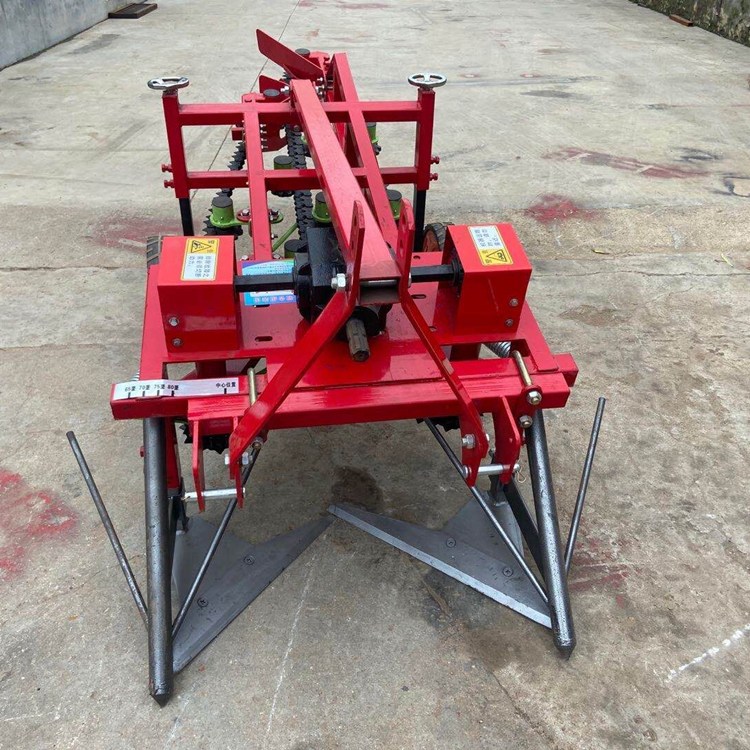 家用四轮带鲜花生振筛式花生收获机 后输出轴带动拔花生机起挖机