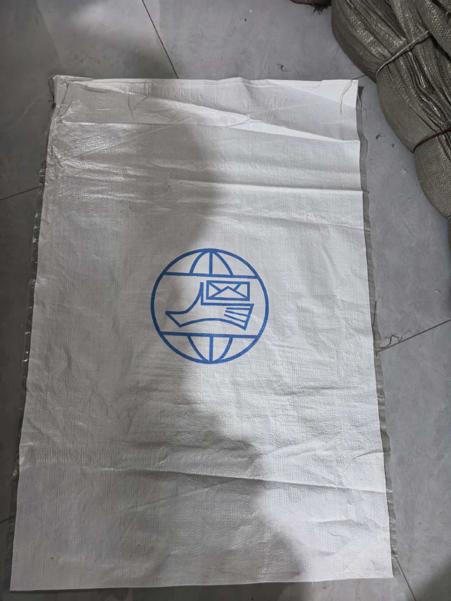 Fábrica directa Yiwu gris logística embalaje bolsa de piel de serpiente embalaje expreso bolsa tejida de plástico al por mayor en stock