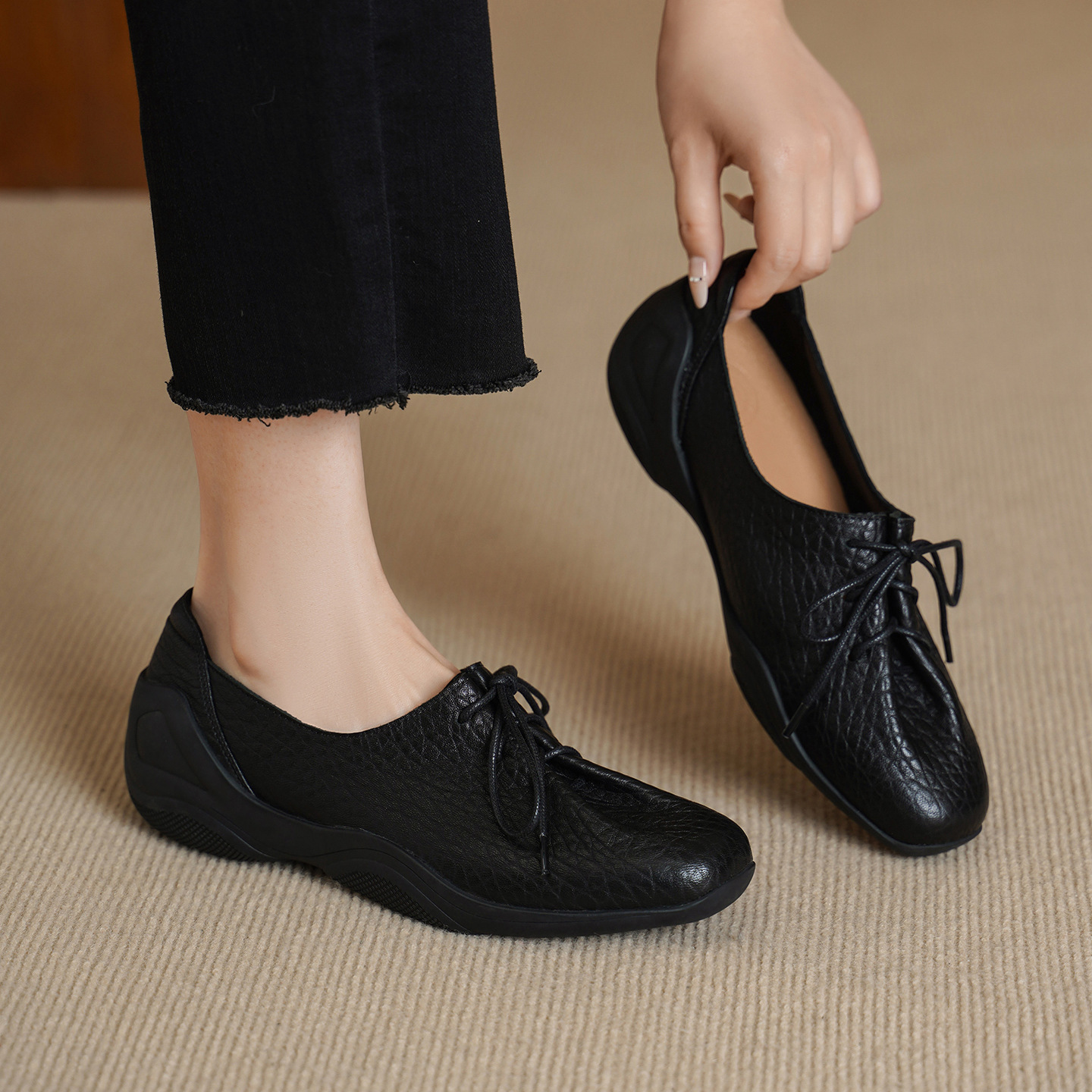 Giày lười nữ da cừu mềm phong cách DeTrain vintage, đế phẳng buộc dây — đen