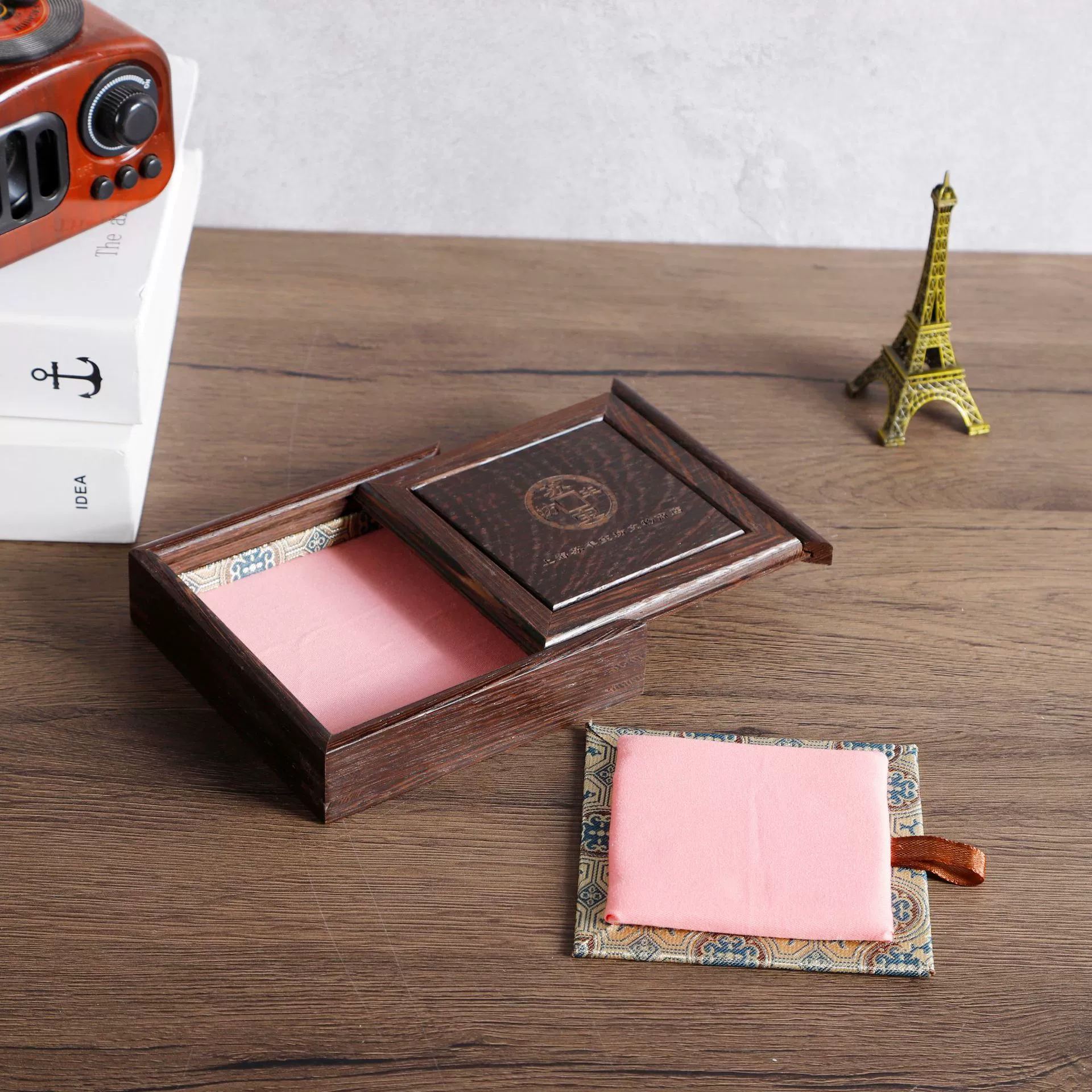 Древняя деревянная шкатулка для монет Винтажный рейтинг Деревянный ящик для монет Ящик для хранения из цельного дерева Выдвижная крышка Деревянный ящик Коллекция Памятная шкатулка для монет