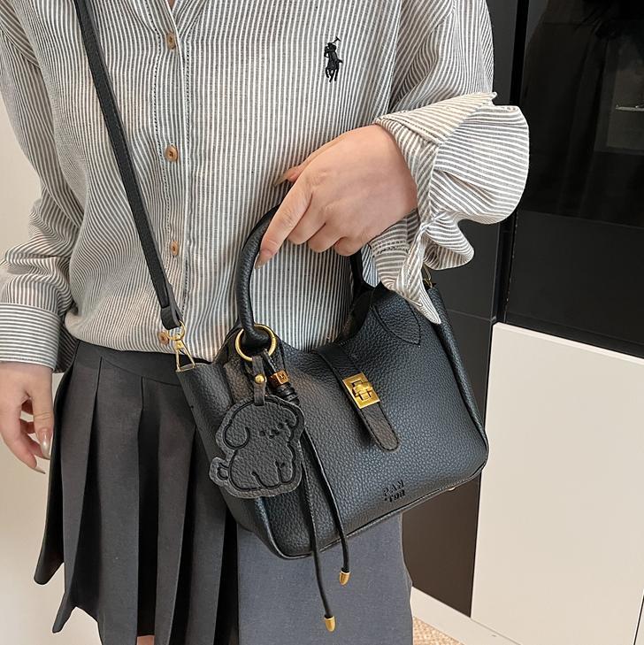 Este año, la popular explosión de la bolsa de cestas de verduras de mano para mujeres 2025, la nueva sensación de alta calidad de la bolsa de mochila súper fuego versátil bolso de cubo