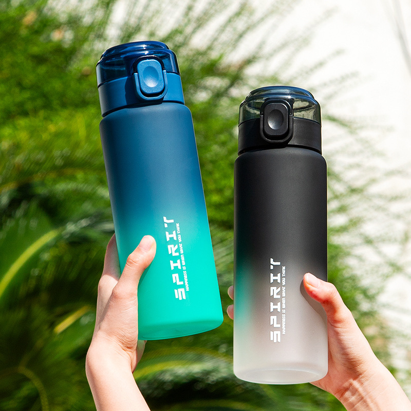 Taza de agua nueva de 750ml con gradiente de color, gran capacidad, plástico de alto valor con cierre de rebote y escala, para beber directamente.