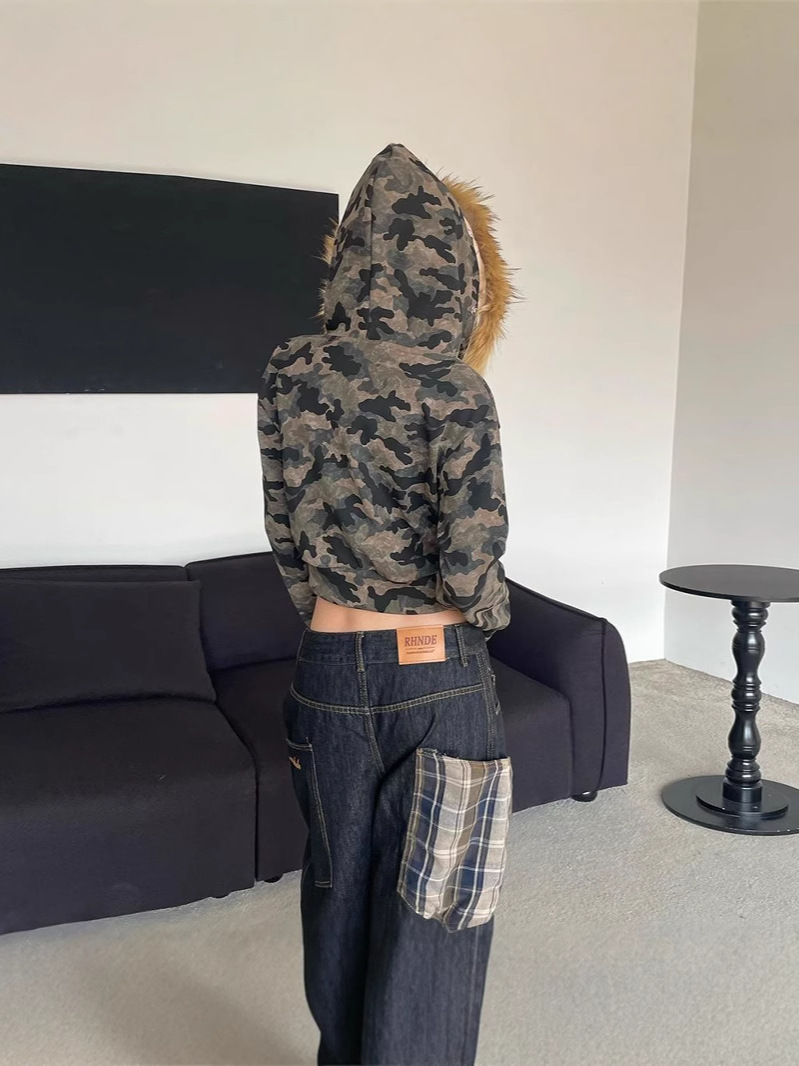 秋冬の女性の新型アメリカのギャルは迷彩の毛の襟を取り外して帽子のパーカーのファスナーのショートコートとベルベットの保温を持ちます。