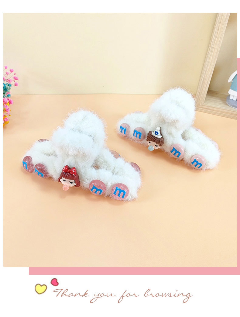 Autumn And Winter New Milk Tea Color Plush Grip Women's Out Updo Shark Clip Cute Back Head Hair Claw Hair Clips Hair Accessories display picture 5