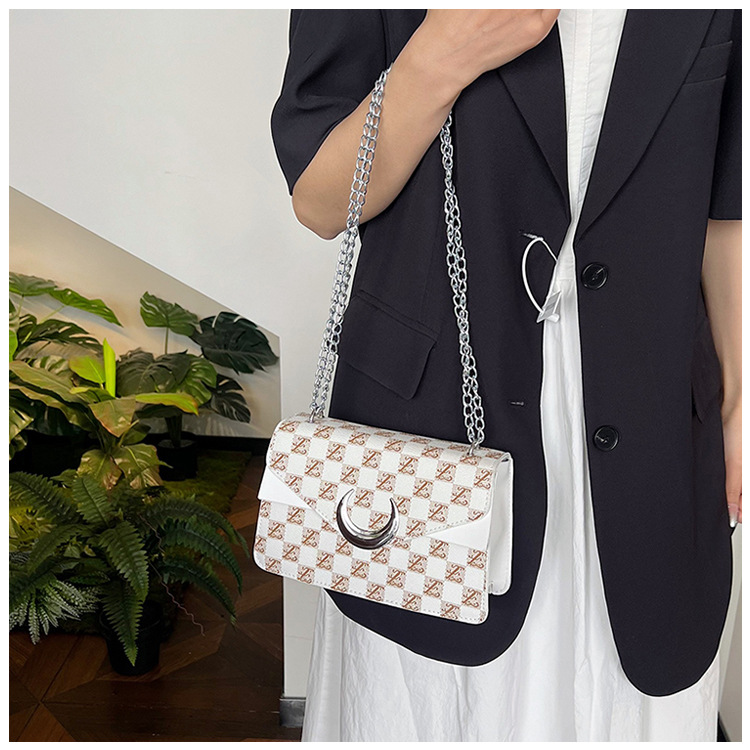 Korean version armpit small square 2024 new texture fashionable letter printed handbag personalized single shoulder_voghion.com